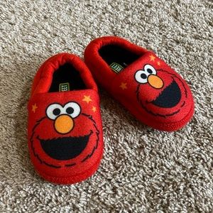 *LIKE NEW* Adorable lightweight Elmo slippers with non-skid bottoms